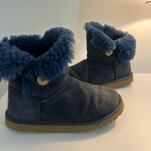 UGG Bailey Button Short Navy Blue Suede Fur-Lined Warm Boots, Size 6​